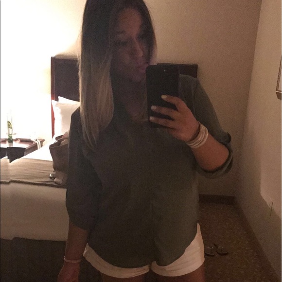 Profile Picture of Natalie Huzar (@nlhuzar) on Poshmark