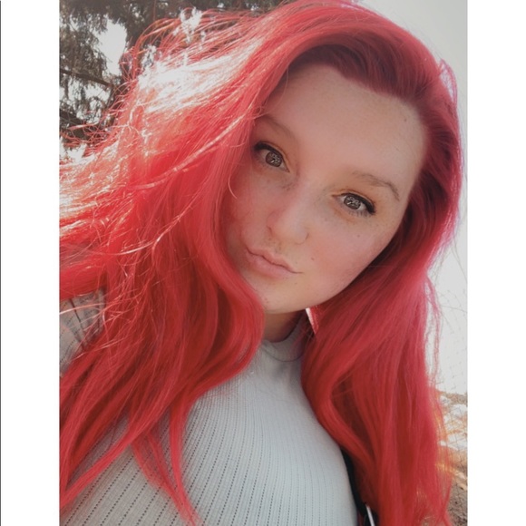 Profile Picture of Justina Teeter (@justina_dene) on Poshmark