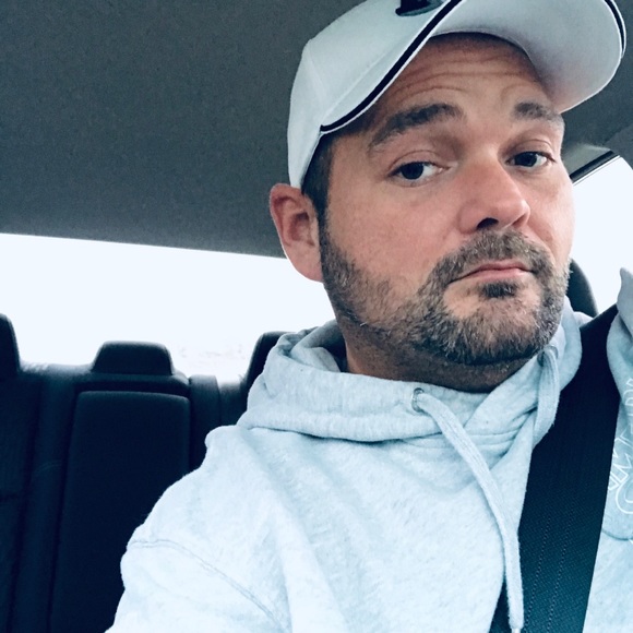 Profile Picture of Christopher Hartshorn (@chris1980734) on Poshmark