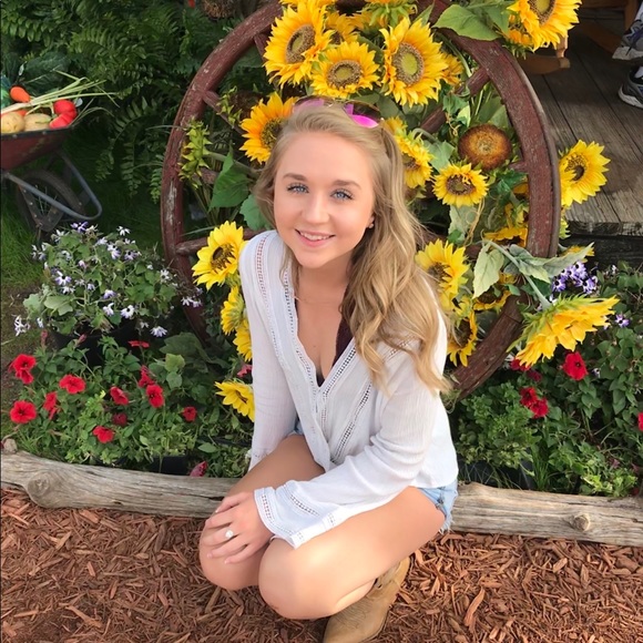 Profile Picture of Alexa Beaman (@alexabeaman) on Poshmark
