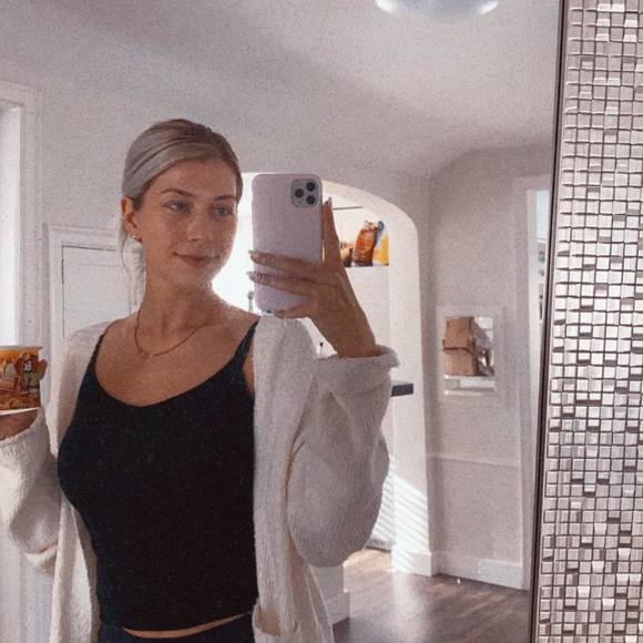 Profile Picture of Haley Brendis (@haleybrendis) on Poshmark