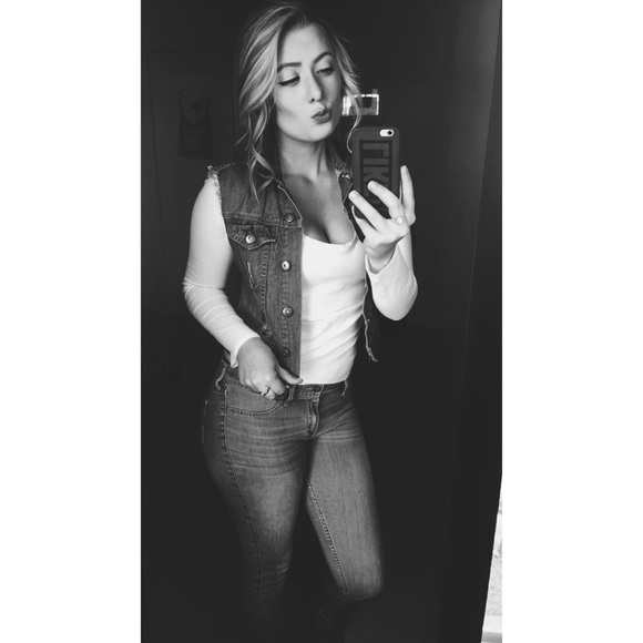 Profile Picture of Tarah Patsey (@tarahleigh15) on Poshmark