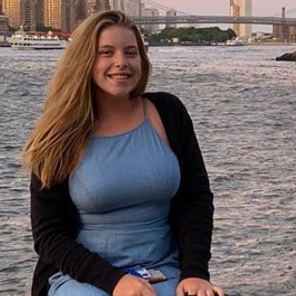 Profile Picture of Anabel Arbeeny (@anabel_arbeeny) on Poshmark