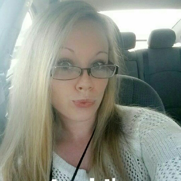 Profile Picture of Sara Denhartog (@sarabear904) on Poshmark