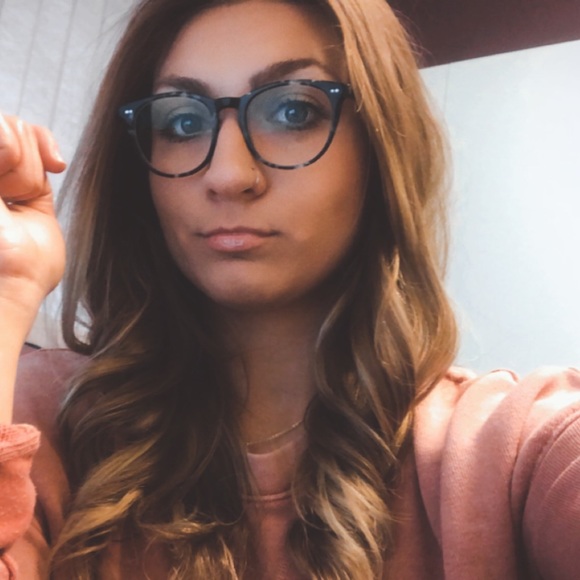 Profile Picture of Elizabeth Laubner (@ellaubner) on Poshmark