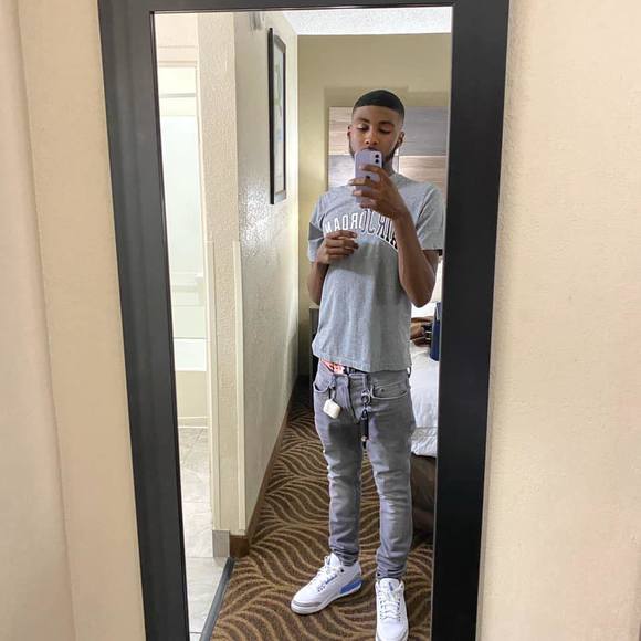 Profile Picture of Brendan Craig (@craigcashcozart) on Poshmark