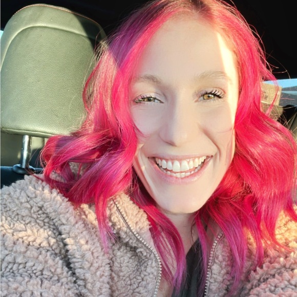 Profile Picture of Cassie Hiddleson (@casshiddleson) on Poshmark