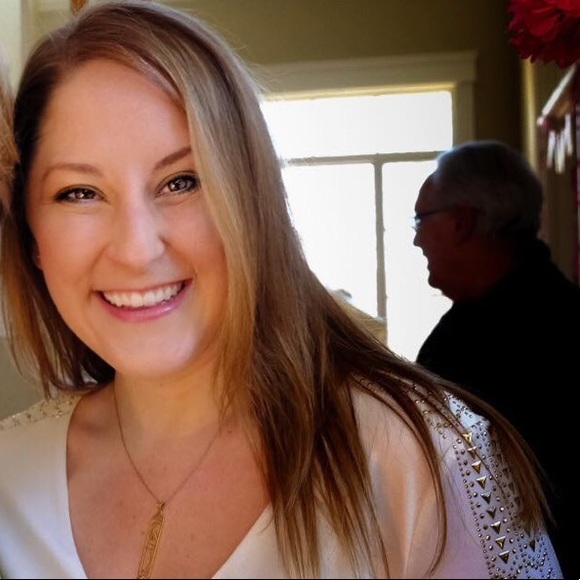 Profile Picture of Taryn Longinott (@tarynl117) on Poshmark