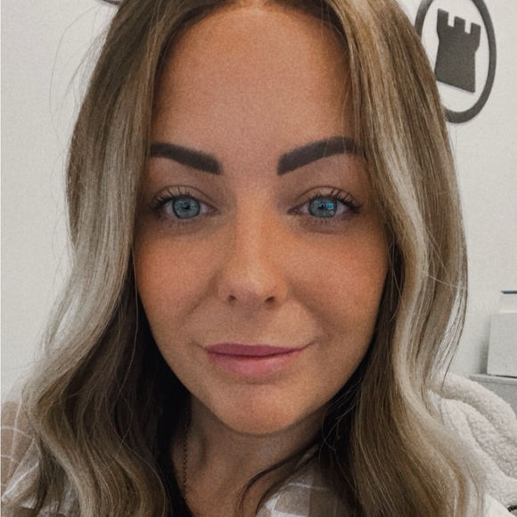 Profile Picture of Alexa Murray (@aemurray22) on Poshmark