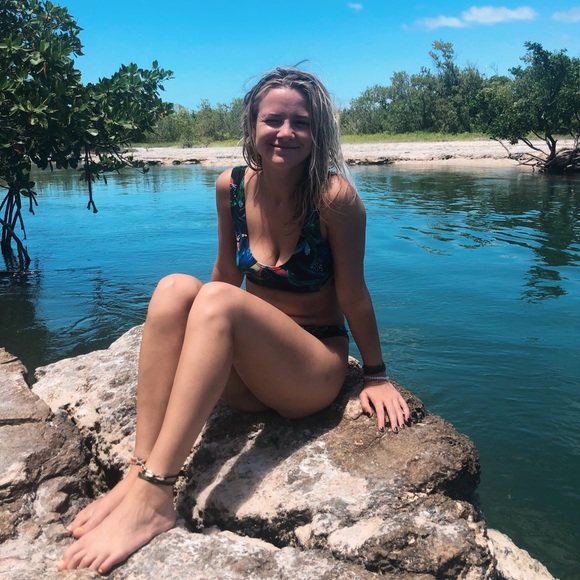 Profile Picture of Kaitlyn Hooks (@kaitlyn_hooks) on Poshmark