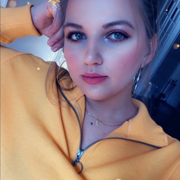 Profile Picture of Dina Kozhokar (@kozyks) on Poshmark