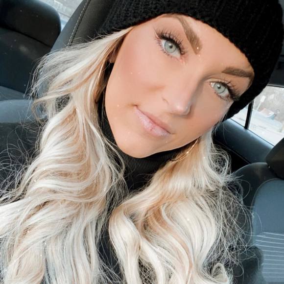 Nikki Rucinsky - Poshmark Profile Picture of Nikki Rucinsky (@nikkinoms) on Poshmark