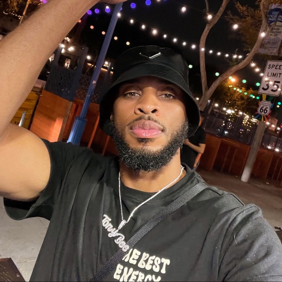 Profile Picture of Tony Bowen (@tonyybee) on Poshmark