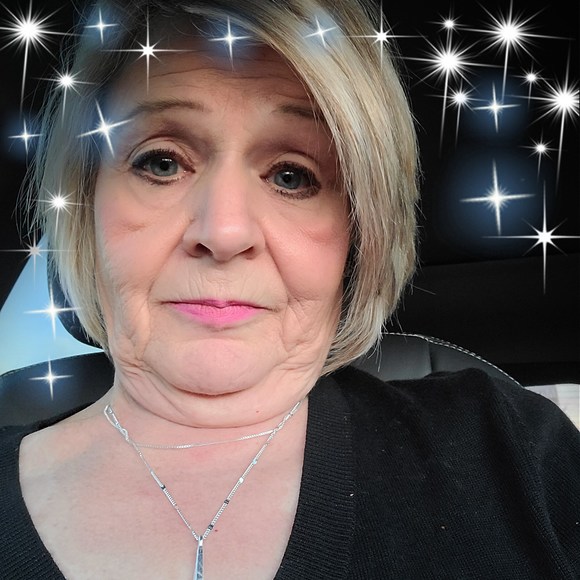 Profile Picture of Debbie Redd (@redd2001) on Poshmark