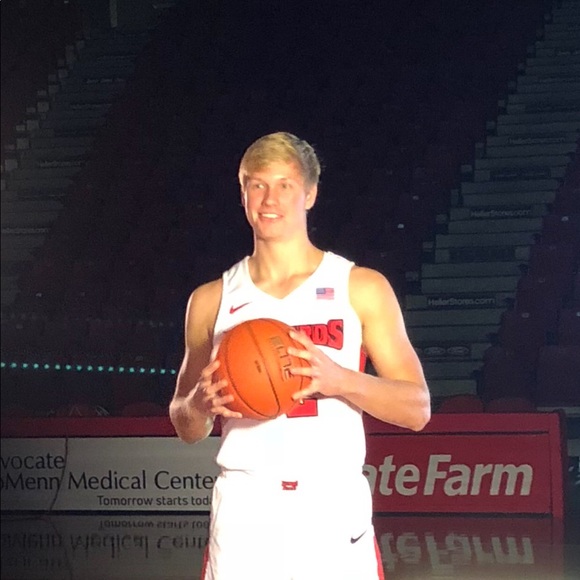 Profile Picture of Taylor Bruninga (@tbruninga32) on Poshmark