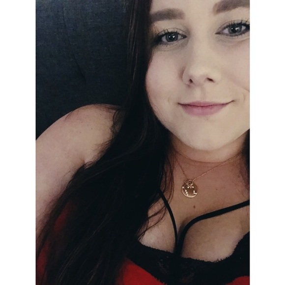 Profile Picture of Keely Moore (@keelylynnm) on Poshmark