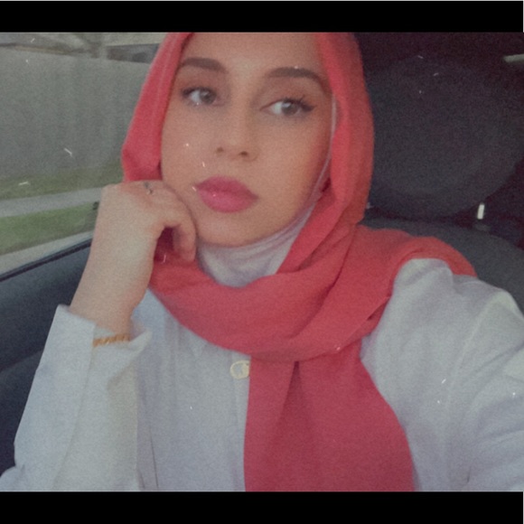 Profile Picture of Alaa A (@aloua97) on Poshmark