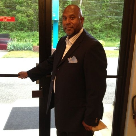 Profile Picture of Leonard Dennis (@leondexis) on Poshmark