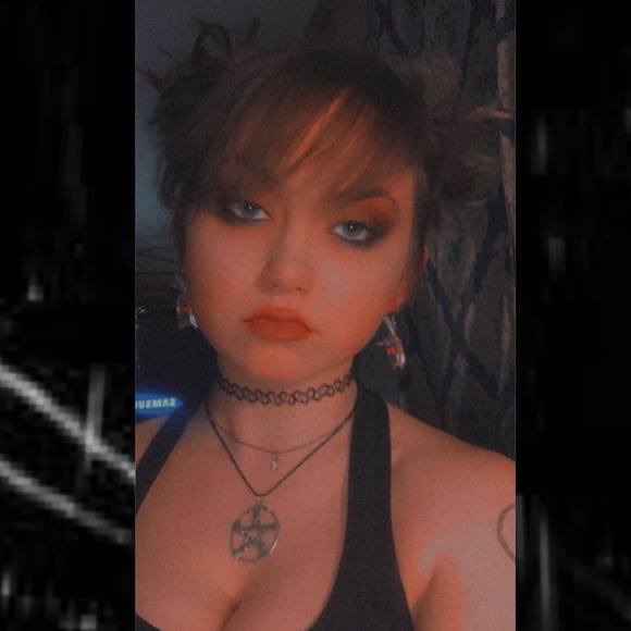 Profile Picture of Sarah Brewer (@sarahevalena) on Poshmark