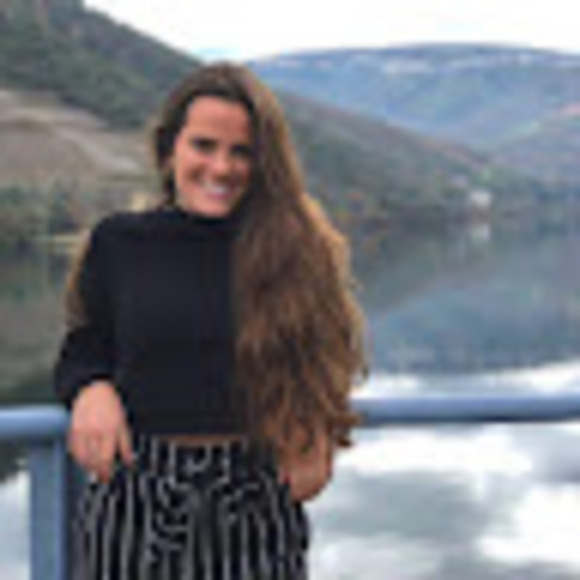 Profile Picture of Tess Hardell (@tesshardell) on Poshmark
