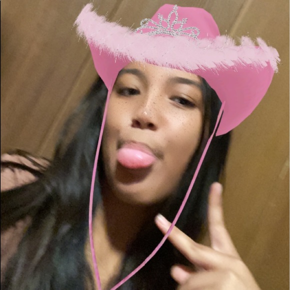 Profile Picture of Mikaili alexis Barretto (@theyluv_kaili) on Poshmark