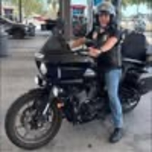 Profile Picture of Ariel Coronel (@ariel_coronel) on Poshmark