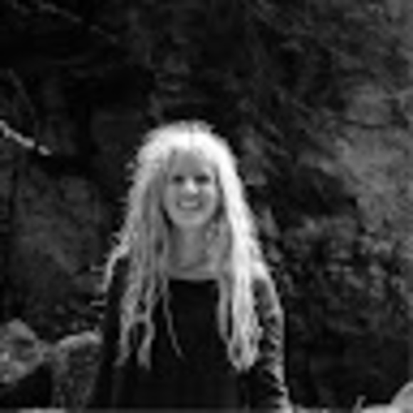 Profile Picture of Audrey vander pyl Vander pyl (@audreyvanderpyl) on Poshmark