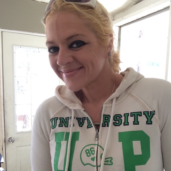Profile Picture of Hilary Coffindaffer (@hilarycoff) on Poshmark