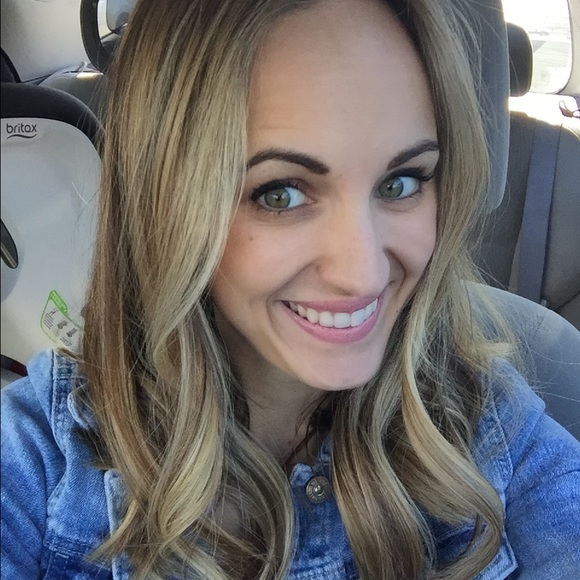 Profile Picture of Kinsey Losee (@kinseylo) on Poshmark