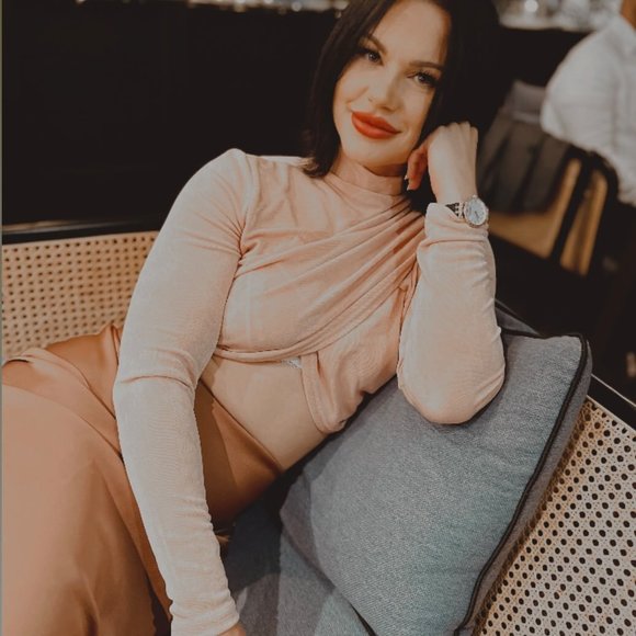 Profile Picture of Cassandra Bowman (@cassandrabow227) on Poshmark