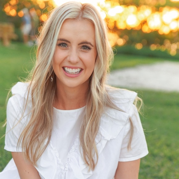 Profile Picture of Allison Cloughley (@astrazzulla) on Poshmark