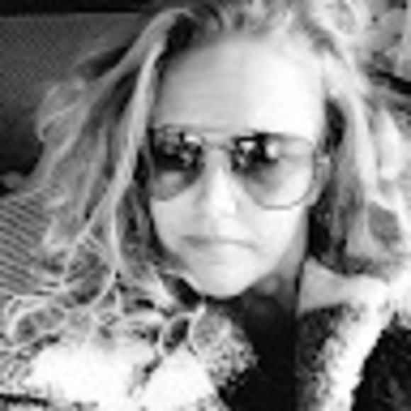 Profile Picture of Shannon Mohr (@mohrhoneydew) on Poshmark