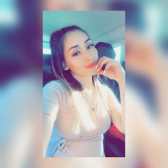 Profile Picture of Alejandra Perdomo (@alejandraperhn) on Poshmark