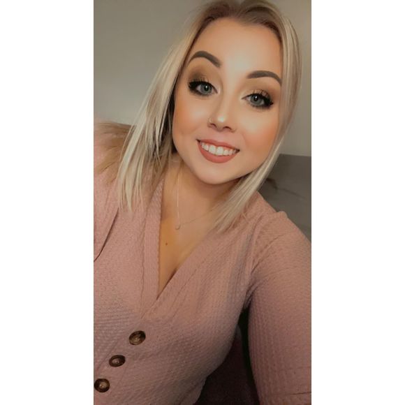 Profile Picture of Emily Rutkowski (@emilyrutkowskii) on Poshmark