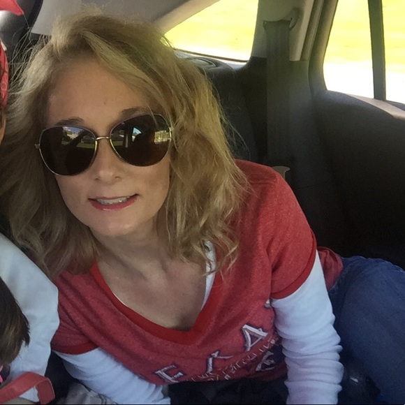 Profile Picture of Cindy Vandermeer (@cindyrenee32) on Poshmark