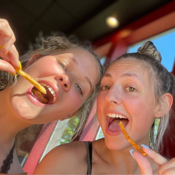 Profile Picture of Ali Baremore (@alibaremorelol) on Poshmark