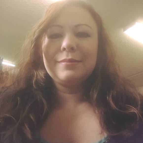 Profile Picture of Lin Akeson (@linakeson) on Poshmark