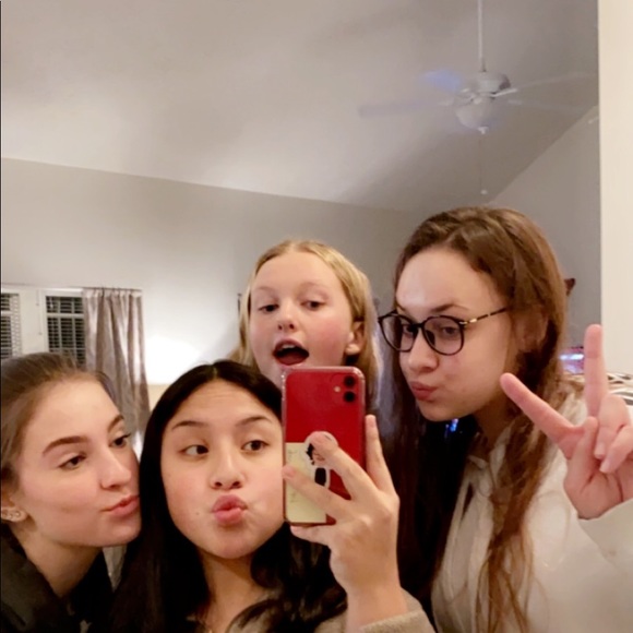 Profile Picture of Mia Luna (@mialunaa1218) on Poshmark