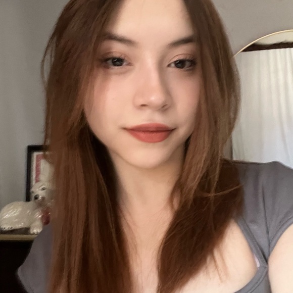Profile Picture of Kimberly Montoya (@mnwrld) on Poshmark