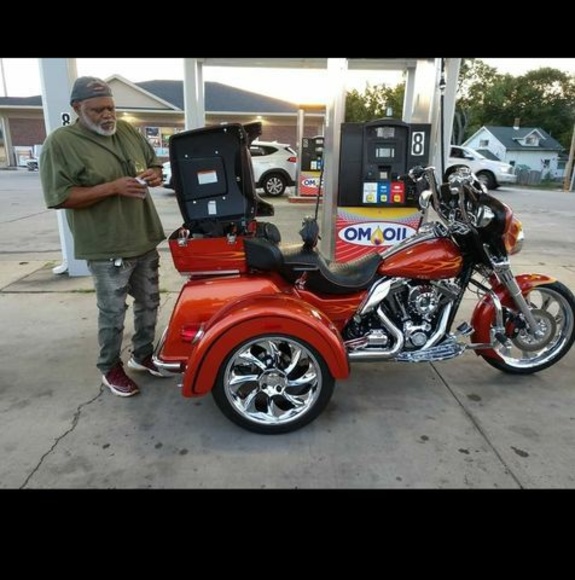 Profile Picture of Howard Cook (@howard_cook) on Poshmark