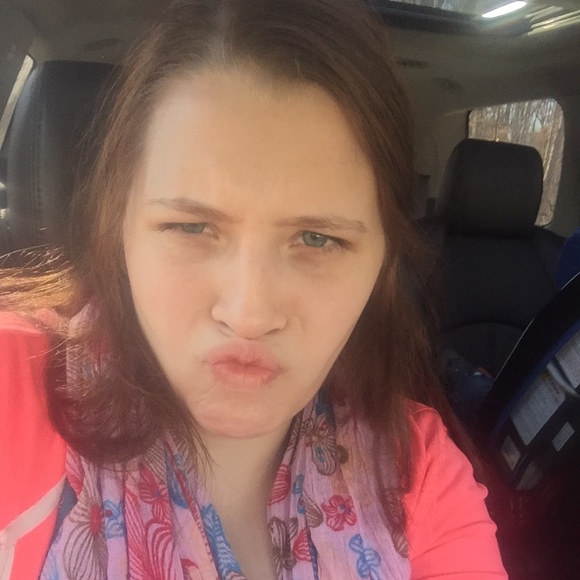Profile Picture of Danielle Linderman (@danielleebm12) on Poshmark
