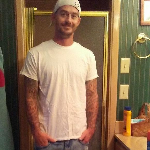 Profile Picture of Jon Starks (@dontsaveher00) on Poshmark