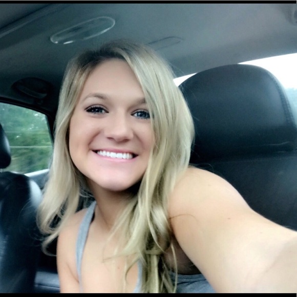 Profile Picture of Natalie Neumeyer (@n_neumeyer) on Poshmark
