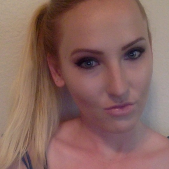 Profile Picture of Nicolette Gemelli (@nicolettecg) on Poshmark