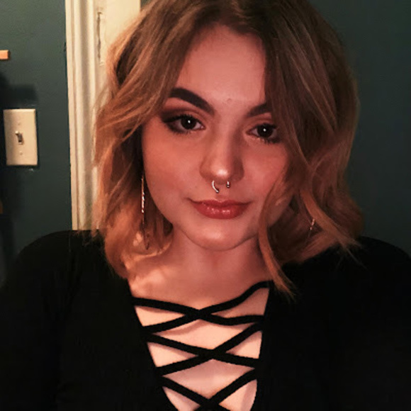 Profile Picture of Ali Brown (@1d1perfection) on Poshmark