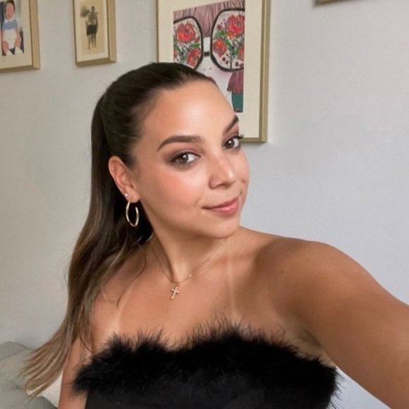 Profile Picture of Fabiana Piñeda (@fabianapineda) on Poshmark