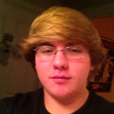Profile Picture of Christopher (@TheGoldenWeisel) on Twitter