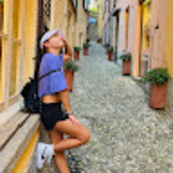 Profile Picture of Jasmine Li (@jli367) on Poshmark