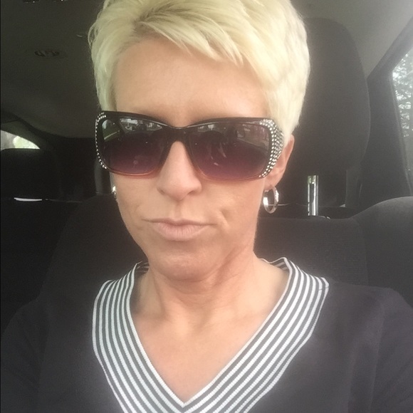 Profile Picture of Nea Dollarhide (@nraej) on Poshmark