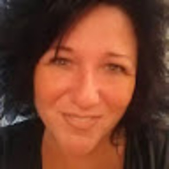 Profile Picture of Kelly Baldarelli (@kellybaldarelli) on Poshmark